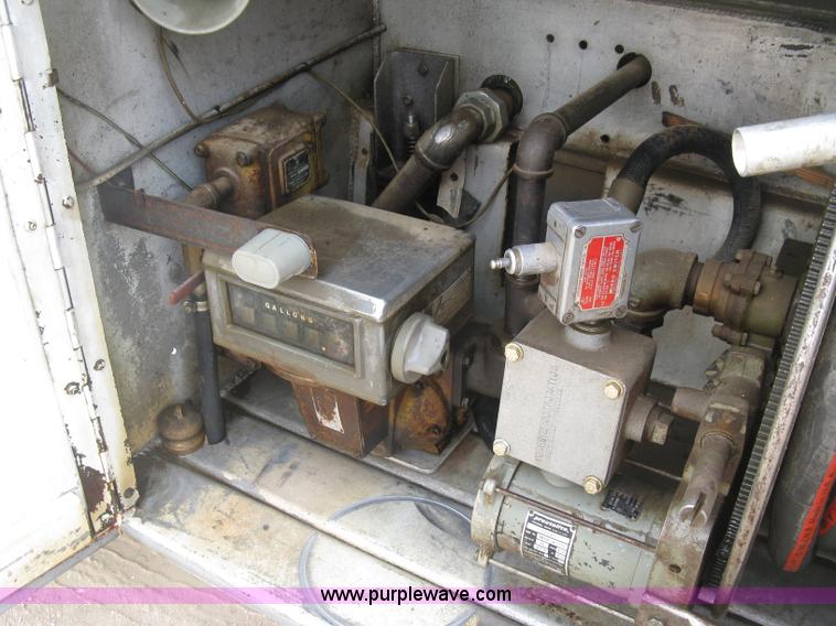 image for item E7898 1992 International 4700 fuel tanker truck