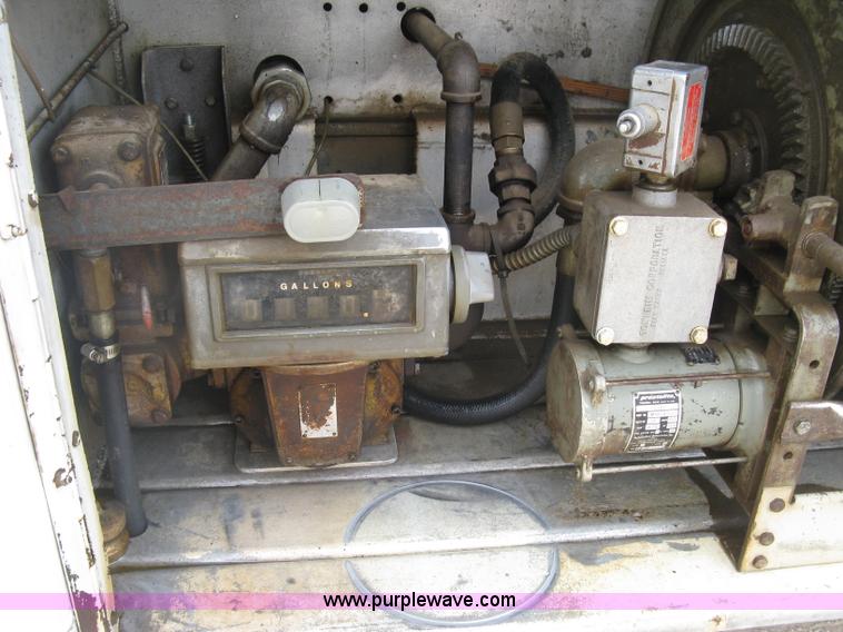 image for item E7898 1992 International 4700 fuel tanker truck