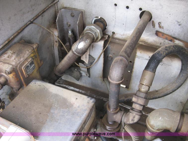 image for item E7898 1992 International 4700 fuel tanker truck