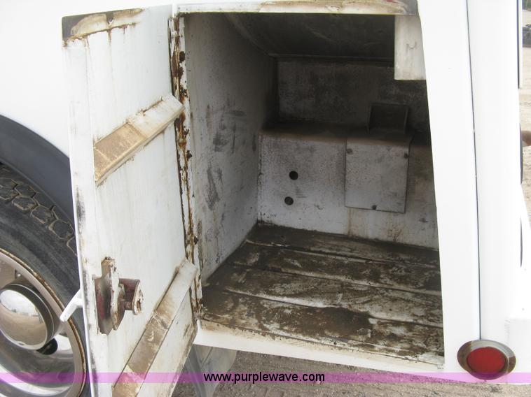 image for item E7898 1992 International 4700 fuel tanker truck