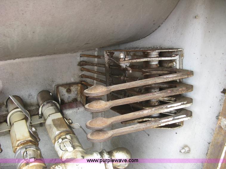 image for item E7898 1992 International 4700 fuel tanker truck