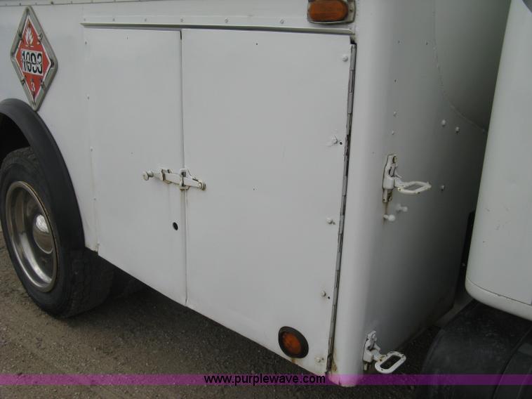 image for item E7898 1992 International 4700 fuel tanker truck