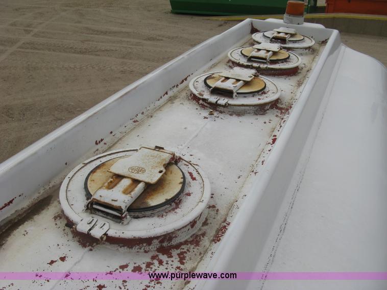 image for item E7898 1992 International 4700 fuel tanker truck