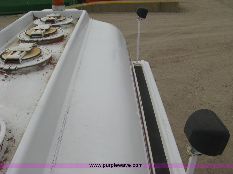 image for item E7898 1992 International 4700 fuel tanker truck