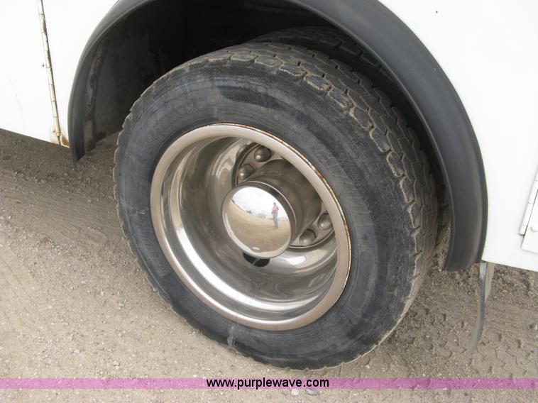 image for item E7898 1992 International 4700 fuel tanker truck