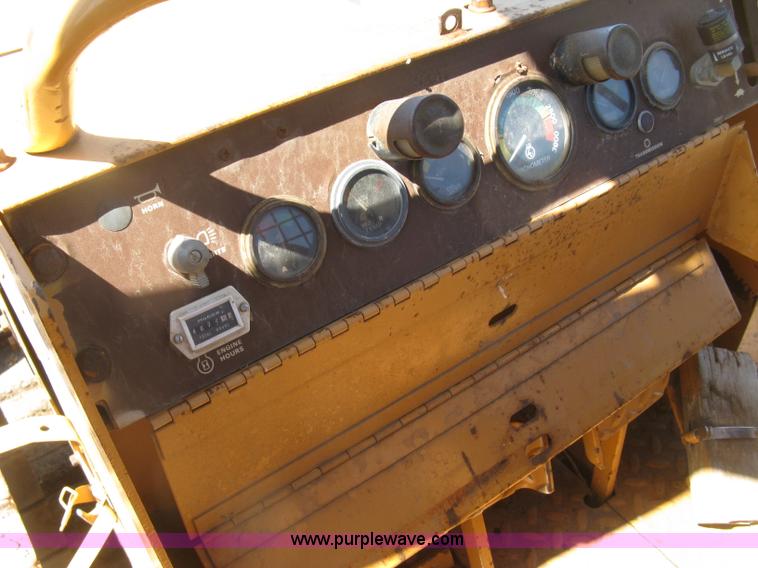 image for item E7899 1983 Case 1155D dozer