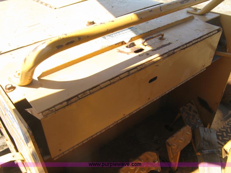 image for item E7899 1983 Case 1155D dozer