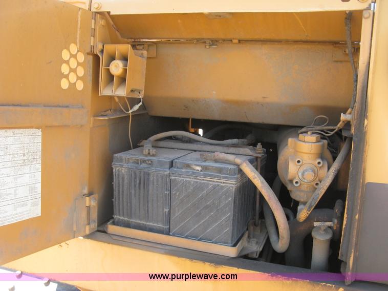 image for item E7899 1983 Case 1155D dozer