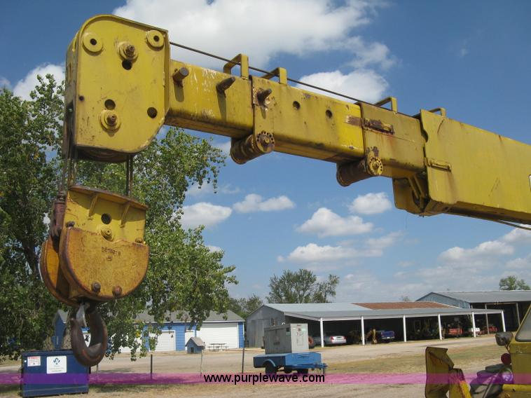 image for item E7900 1984 Galion 125 crane