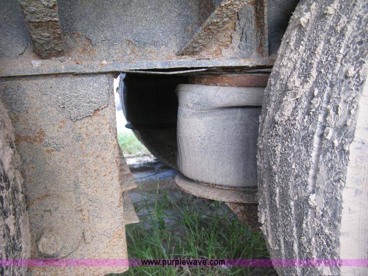 image for item E7906 2001 Fontaine step deck trailer