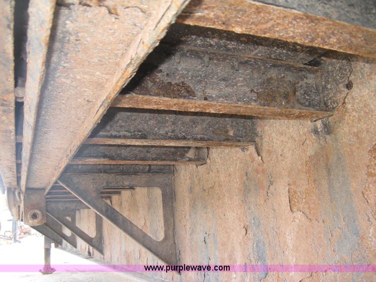 image for item E7906 2001 Fontaine step deck trailer