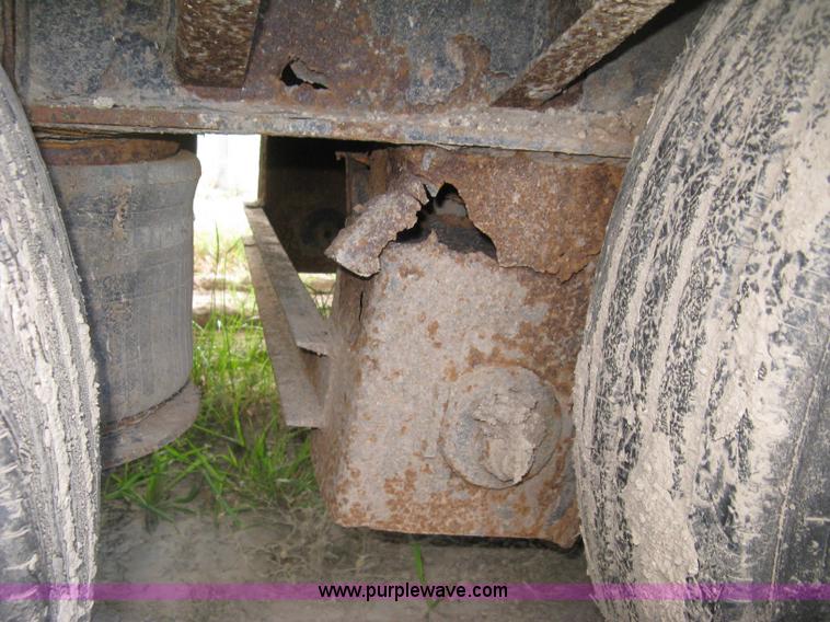 image for item E7906 2001 Fontaine step deck trailer