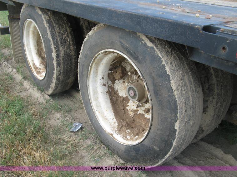 image for item E7906 2001 Fontaine step deck trailer