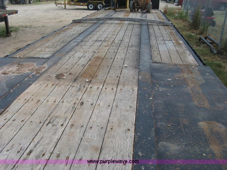 image for item E7906 2001 Fontaine step deck trailer