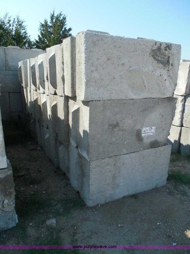image for item I3297 (21) stacking concrete bunker blocks