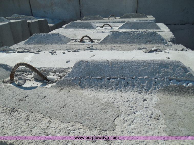 image for item I3297 (21) stacking concrete bunker blocks