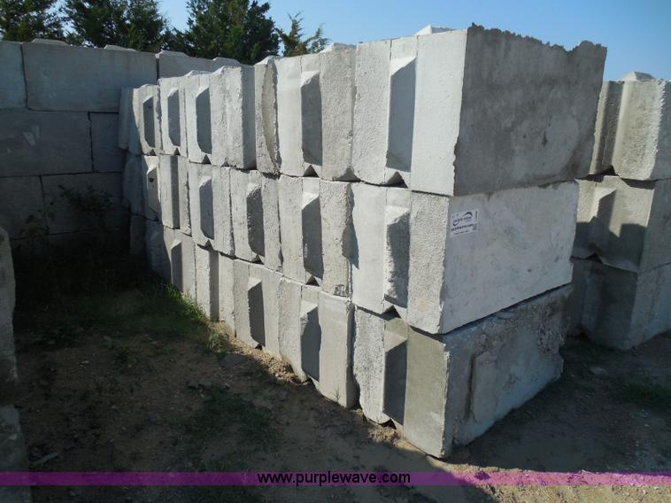 image for item I3298 (21) stacking concrete bunker blocks