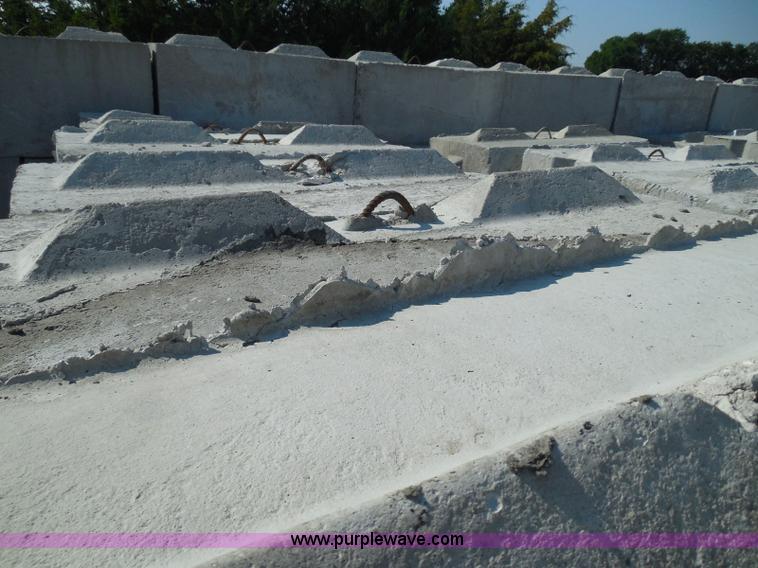 image for item I3298 (21) stacking concrete bunker blocks