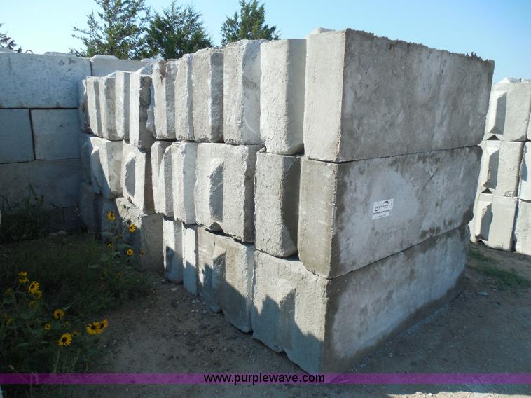 image for item I3299 (18) stacking concrete bunker blocks