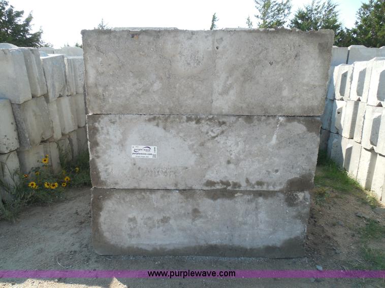 image for item I3299 (18) stacking concrete bunker blocks