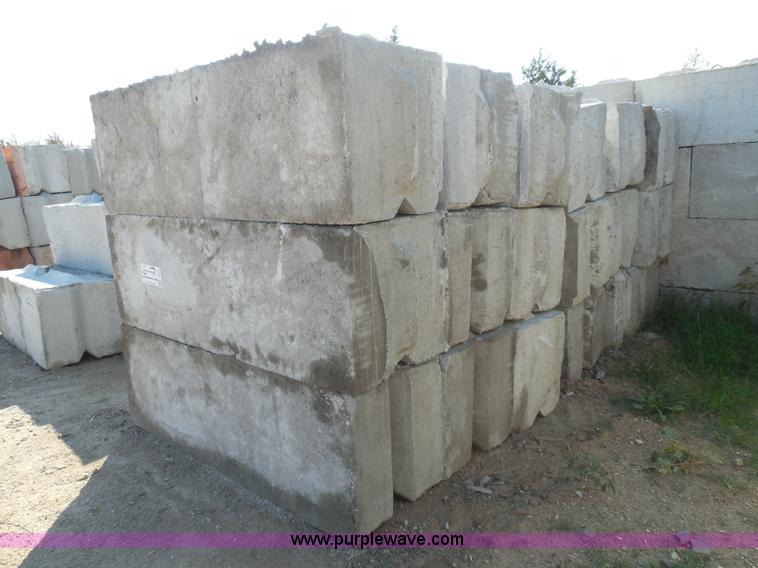 image for item I3299 (18) stacking concrete bunker blocks
