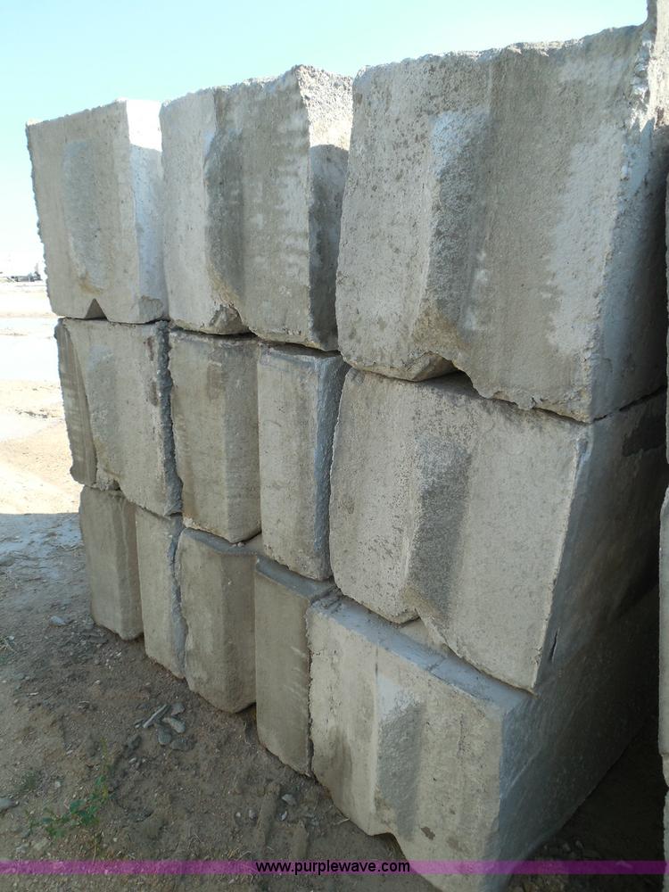 image for item I3299 (18) stacking concrete bunker blocks