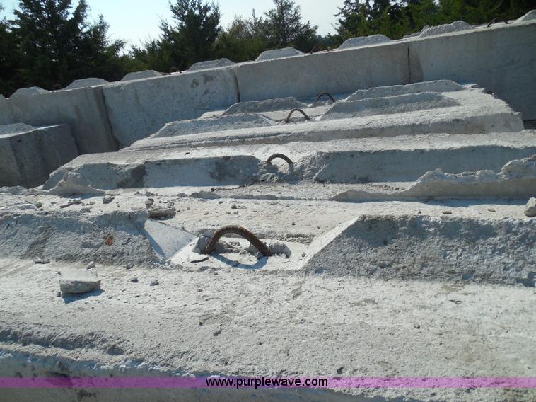 image for item I3299 (18) stacking concrete bunker blocks