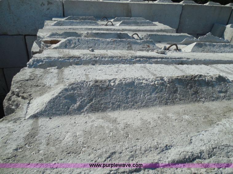 image for item I3299 (18) stacking concrete bunker blocks