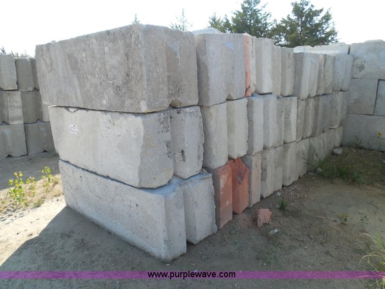 image for item I3301 (21) stacking concrete bunker blocks