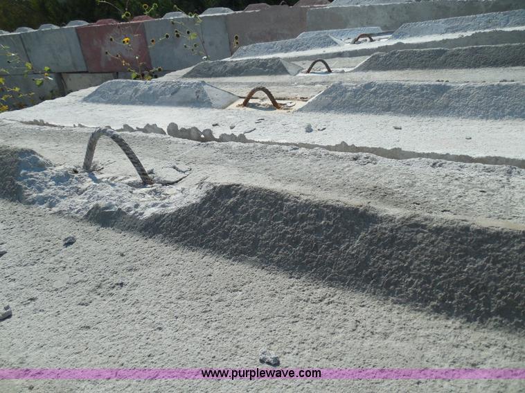 image for item I3301 (21) stacking concrete bunker blocks