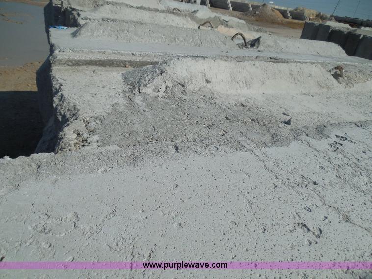 image for item I3301 (21) stacking concrete bunker blocks