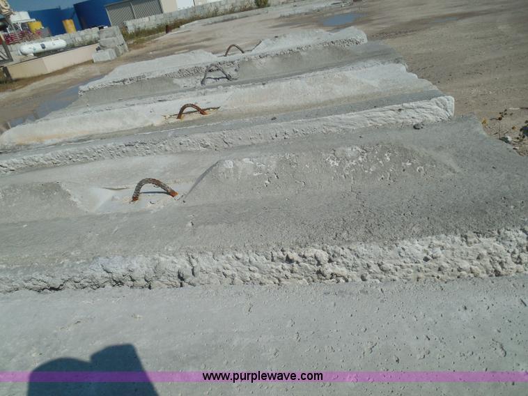 image for item I3302 (21) stacking concrete bunker blocks