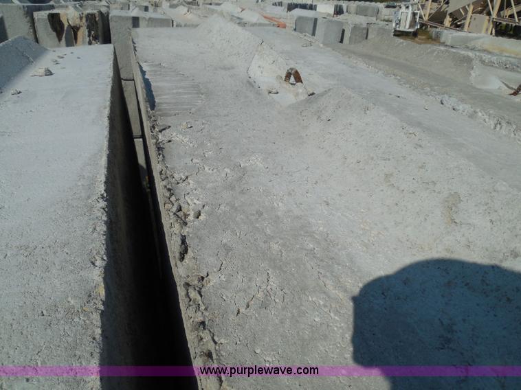 image for item I3302 (21) stacking concrete bunker blocks