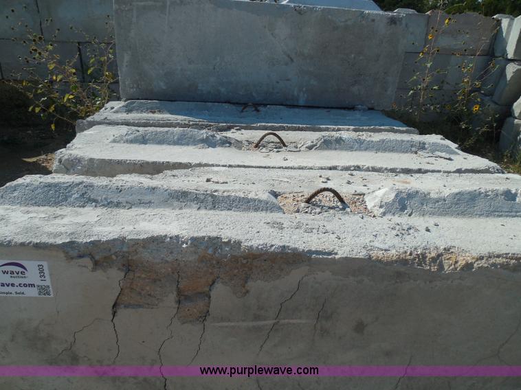 image for item I3303 (18) stacking concrete bunker blocks