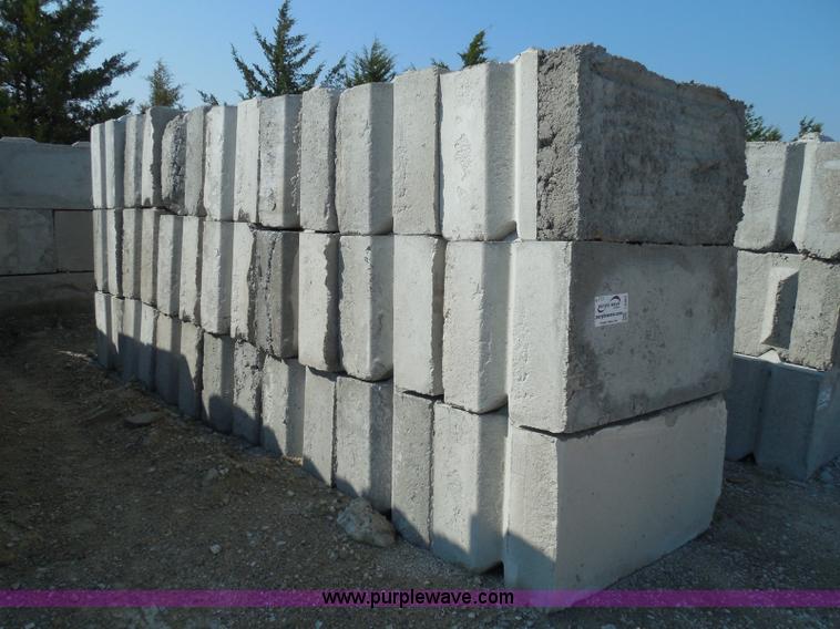 image for item I3307 (21) stacking concrete bunker blocks