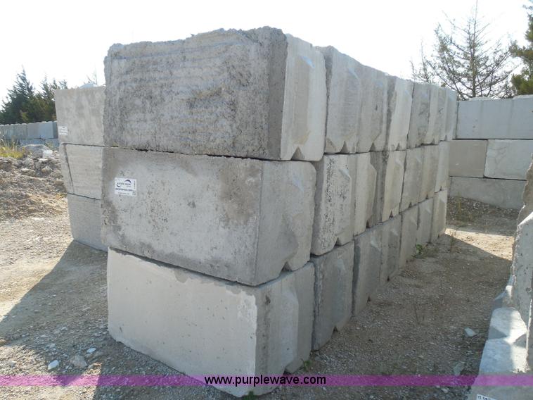 image for item I3307 (21) stacking concrete bunker blocks