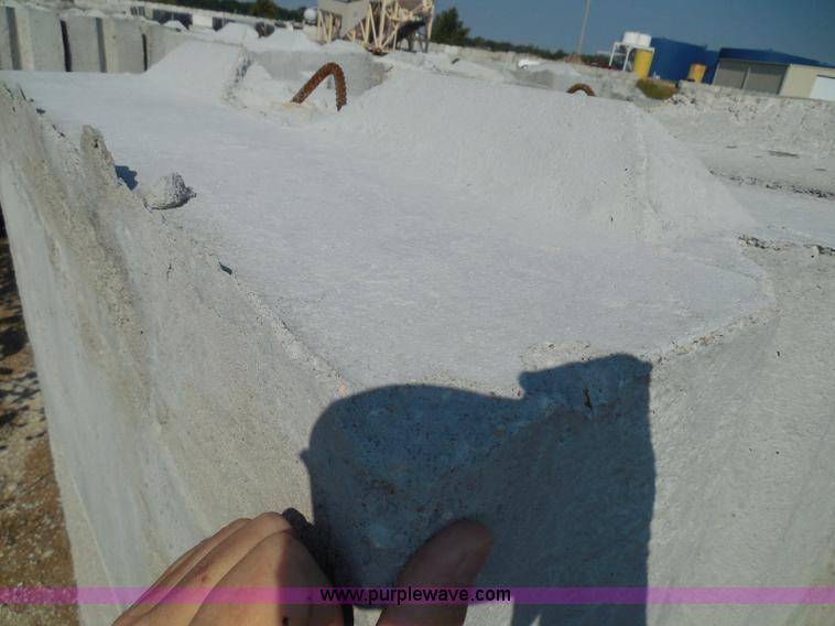 image for item I3307 (21) stacking concrete bunker blocks