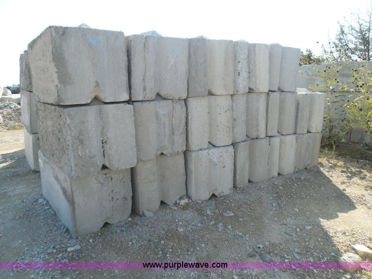 image for item I3307 (21) stacking concrete bunker blocks
