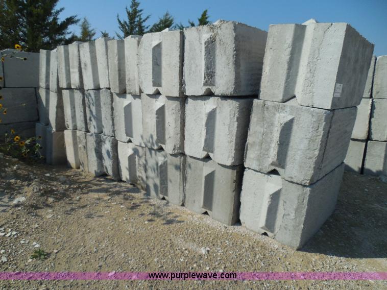 image for item I3308 (21) stacking concrete bunker blocks