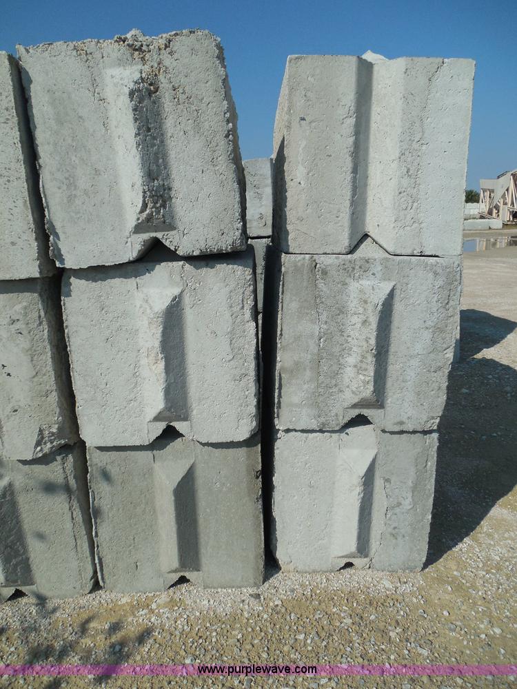image for item I3308 (21) stacking concrete bunker blocks