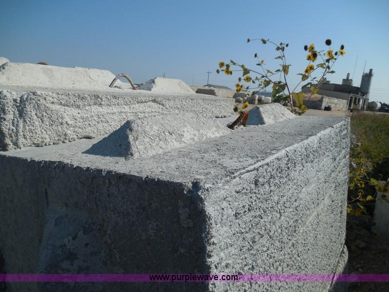 image for item I3308 (21) stacking concrete bunker blocks