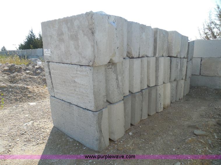 image for item I3308 (21) stacking concrete bunker blocks