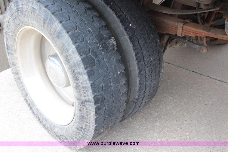 image for item I5855 2004 Ford F550 Super Duty XLT flatbed truck