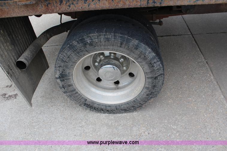 image for item I5855 2004 Ford F550 Super Duty XLT flatbed truck