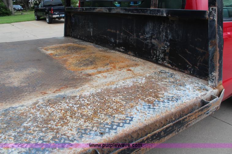 image for item I5855 2004 Ford F550 Super Duty XLT flatbed truck