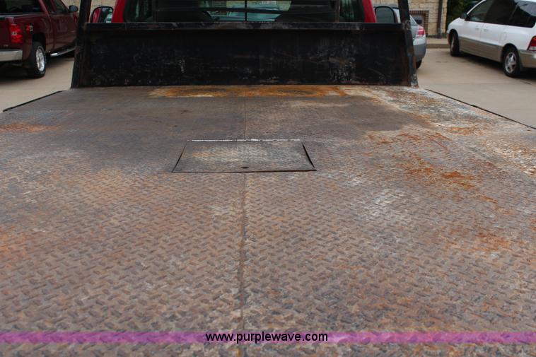 image for item I5855 2004 Ford F550 Super Duty XLT flatbed truck