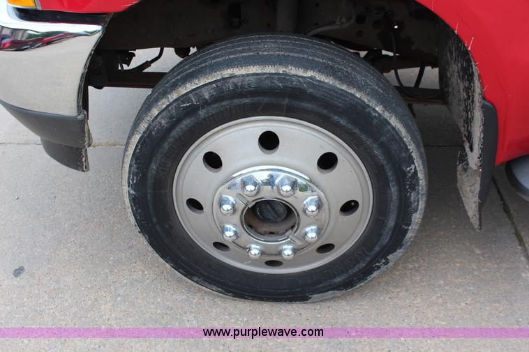 image for item I5855 2004 Ford F550 Super Duty XLT flatbed truck