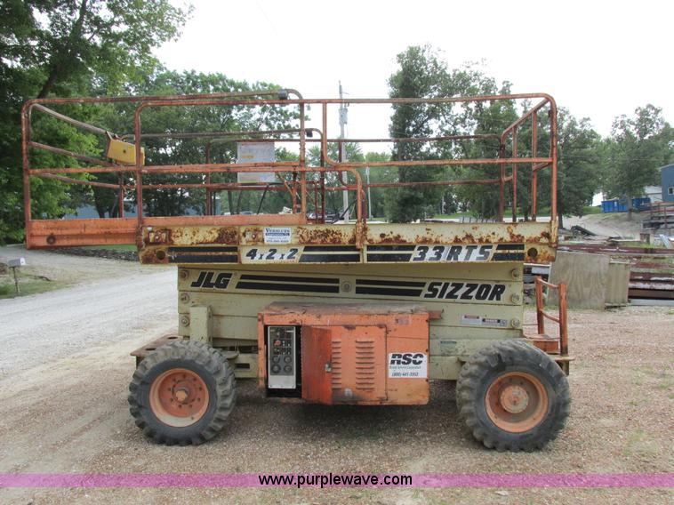 image for item I8950 1996 JLG 33RTS scissor lift