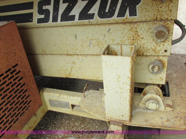 image for item I8950 1996 JLG 33RTS scissor lift