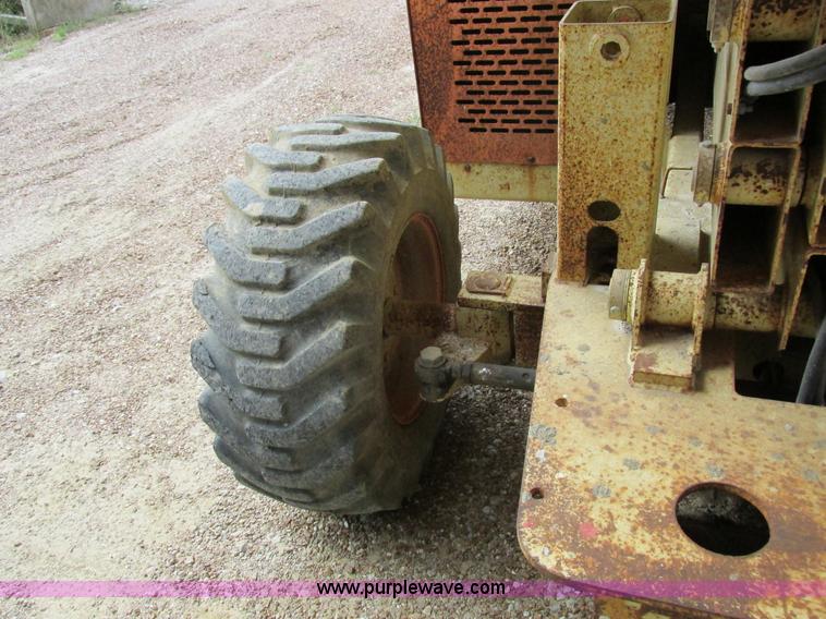 image for item I8950 1996 JLG 33RTS scissor lift